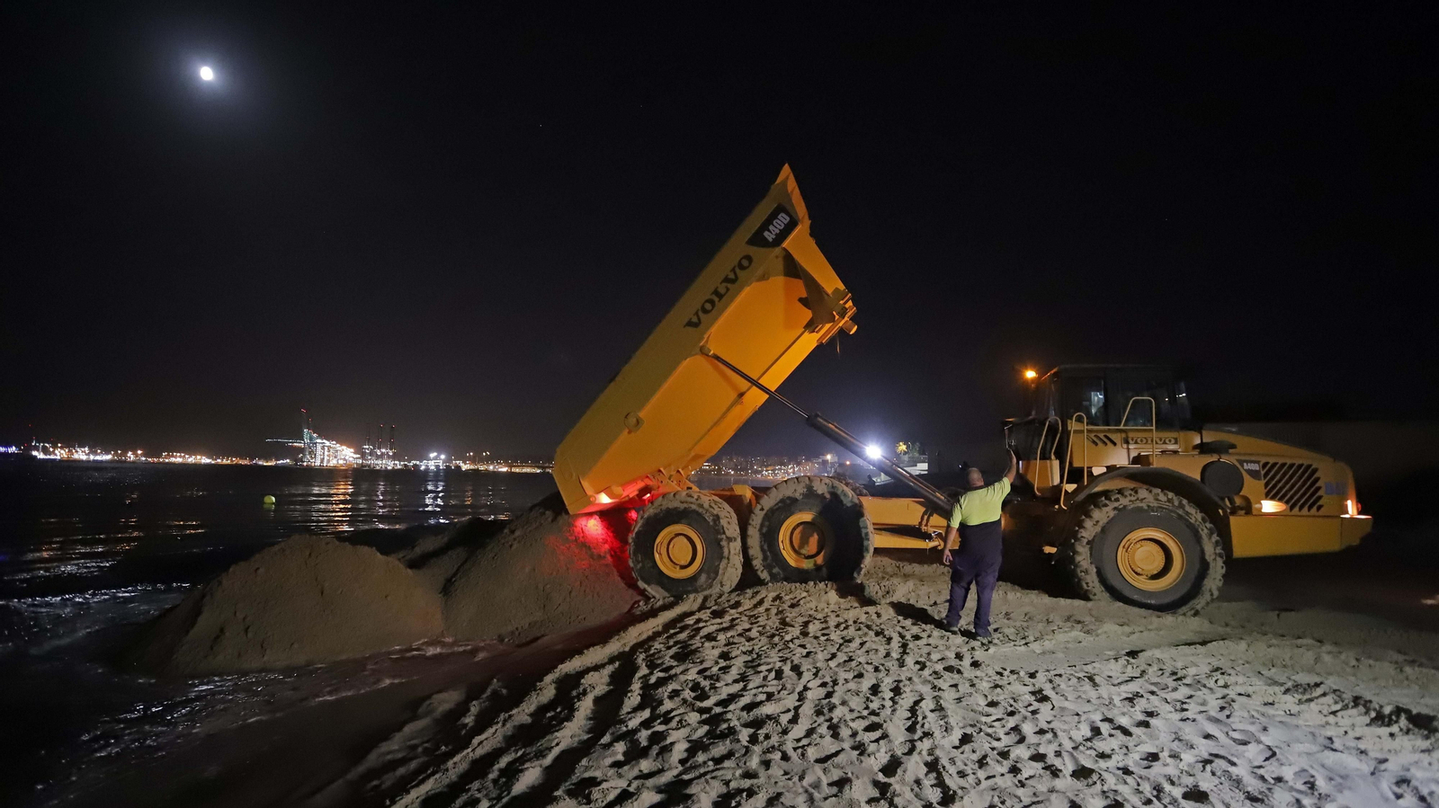 Fotos del trasvase de arena en El Rinconcillo