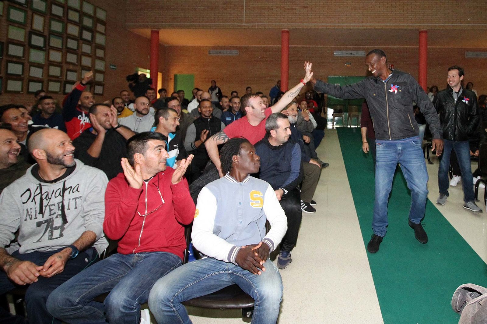 "El Piedra" visita la cárcel de Huelva, en imágenes