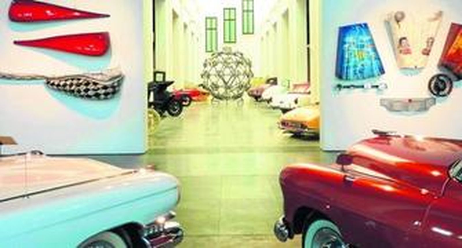 Imagen del interior del Museo Automovilístico de la capital, con su colección de vehículos clásicos y de época.