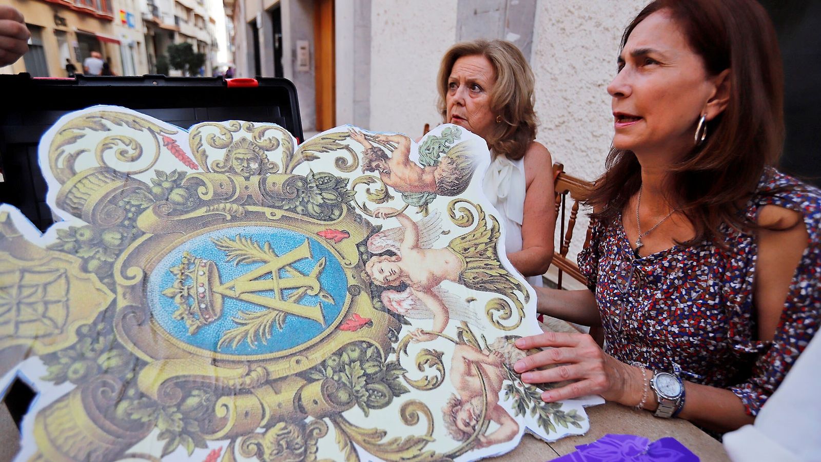 Los preparativos para la coronación en la casa de hermandad.