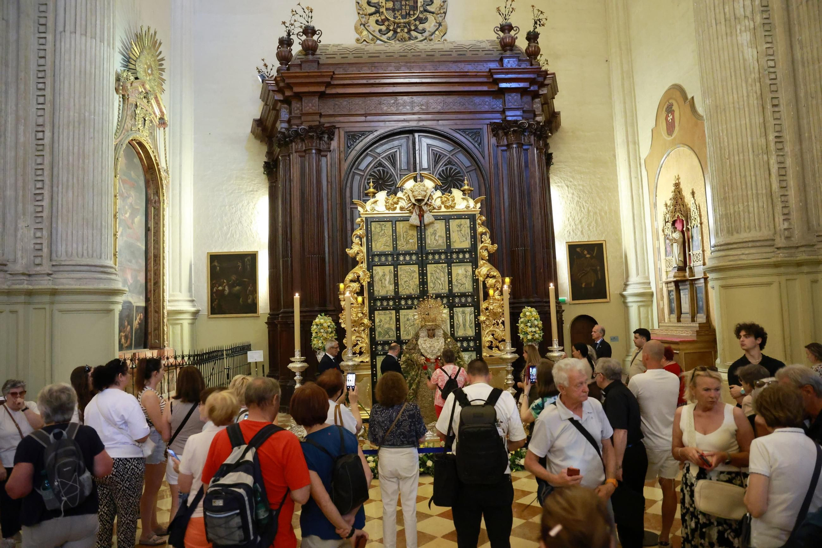 La Esperanza de Málaga ya reposa en la Catedral para recibir culto, en imágenes