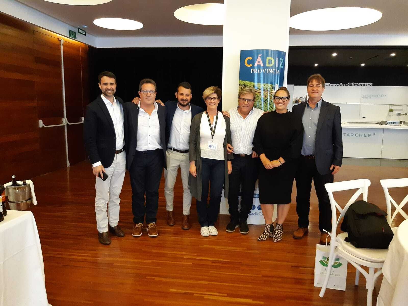 Personal de Turismo de San Fernando con gastrónomos y periodistas de las Islas Canarias.