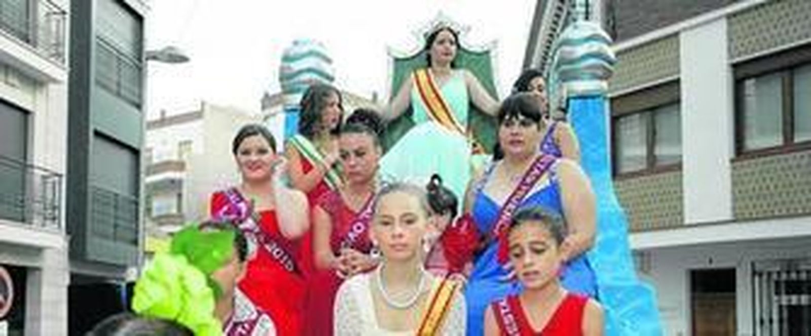 Charangas y carrozas para dar ritmo y color a los festejos