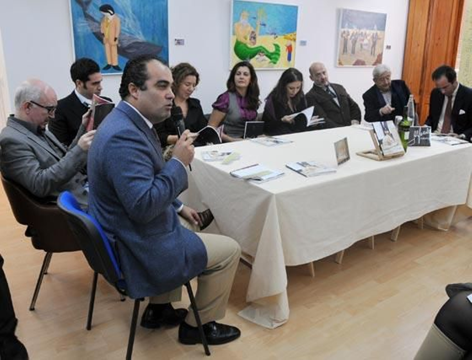 David Fernández da la bienvenida a los asistentes junto a los integrantes de la mesa de presentación del libreto. 

Foto: Manuel Aranda