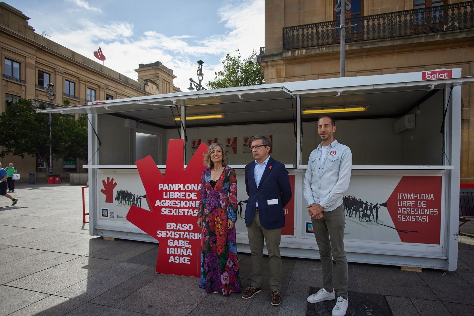 La alcaldesa de Pamplona, Cristina Ibarrola, durante el acto de apertura del punto de información sobre agresiones sexistas.