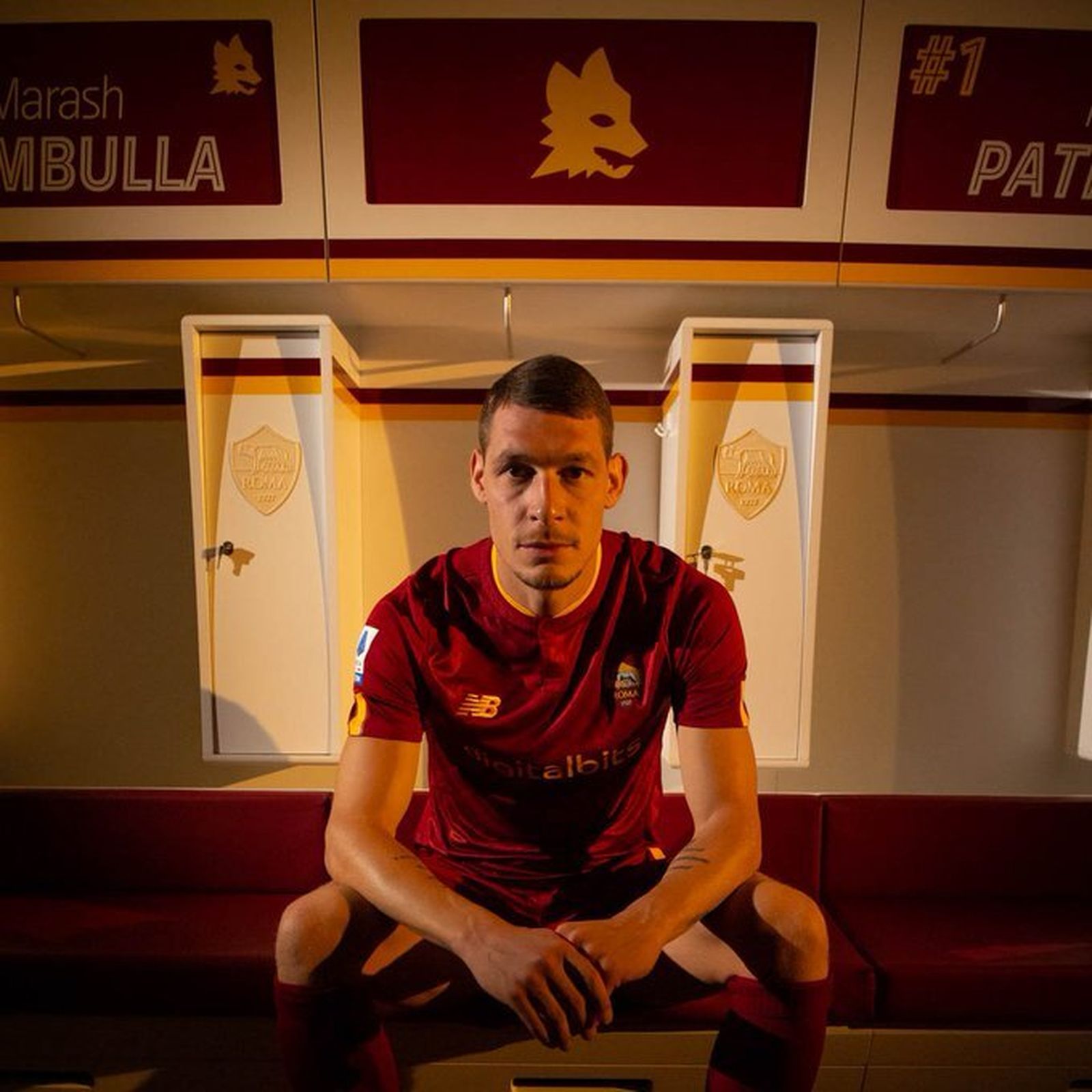 Belotti posa con la camiseta de la Roma.
