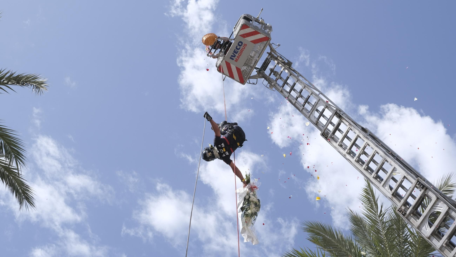 Ofrenda floral a la Virgen del Mar en la Feria de Almería 2024, en imágenes