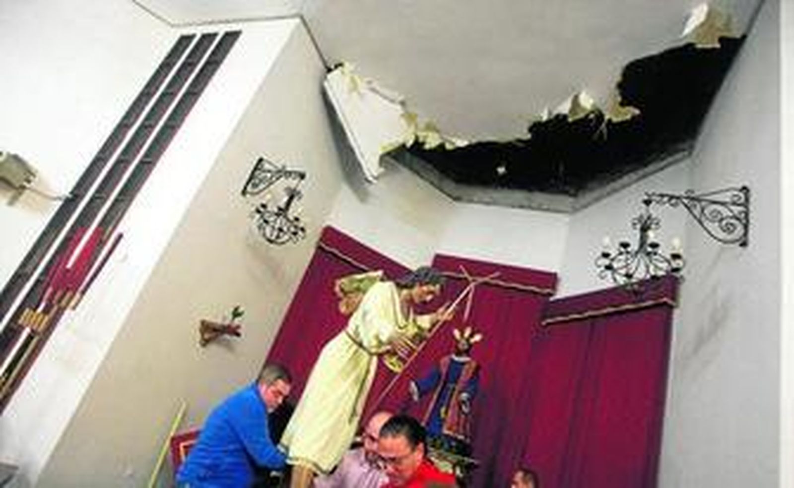 El estado de las imágenes tras el desplome del falso techo tras el temporal la pasada Navidad.