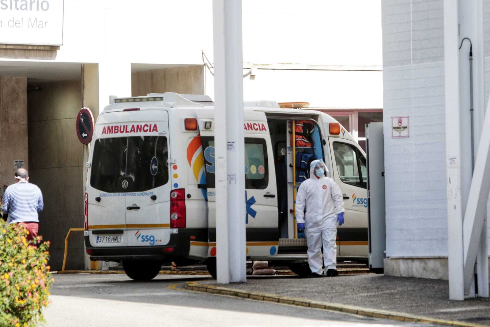 Una ambulancia en la entrada del Puerta del Mar.
