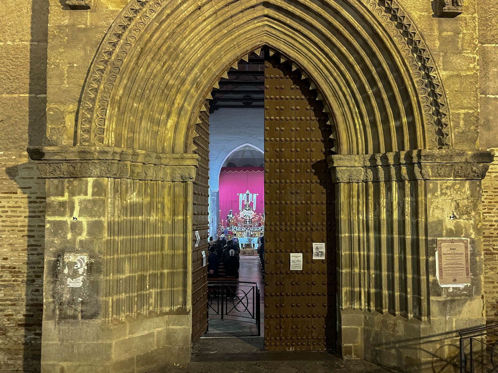 La Piedad de los Servitas, tras la ojiva de la parroquia de San Marcos.