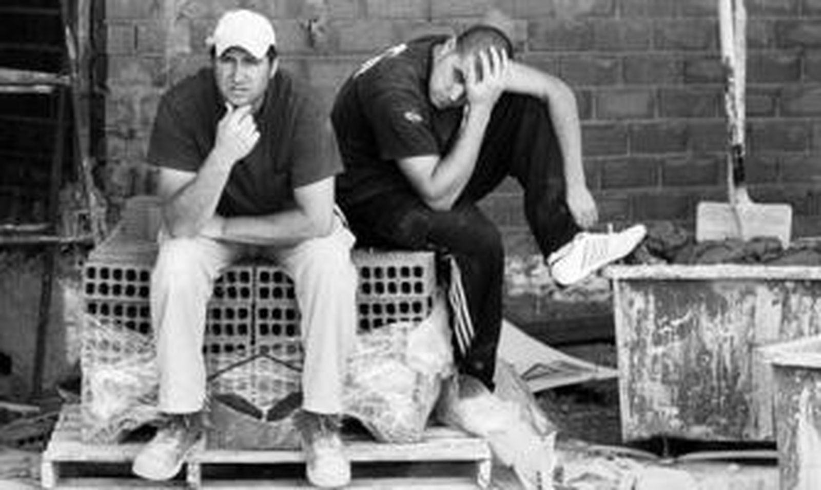 Dos compañeros del trabajador que falleció en el tajo, ayer en Amate.