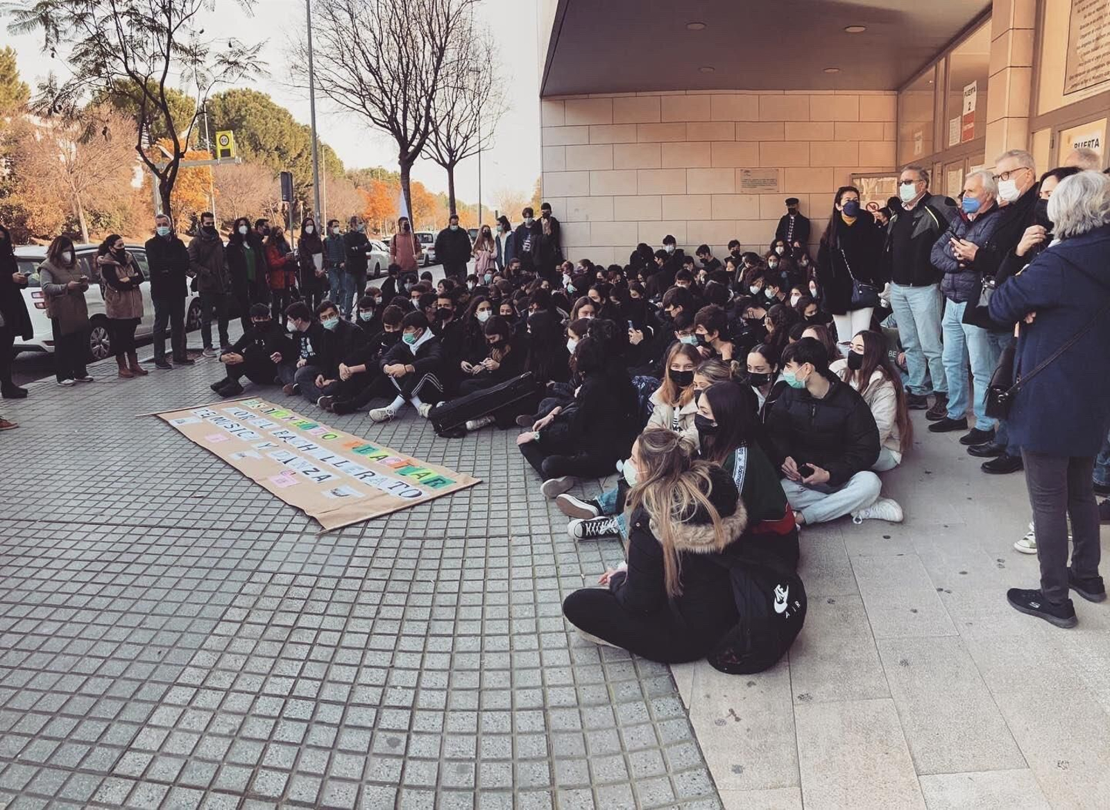 Sentada en el Conservatorio Profesional de Música de Córdoba, Músico Ziryab .