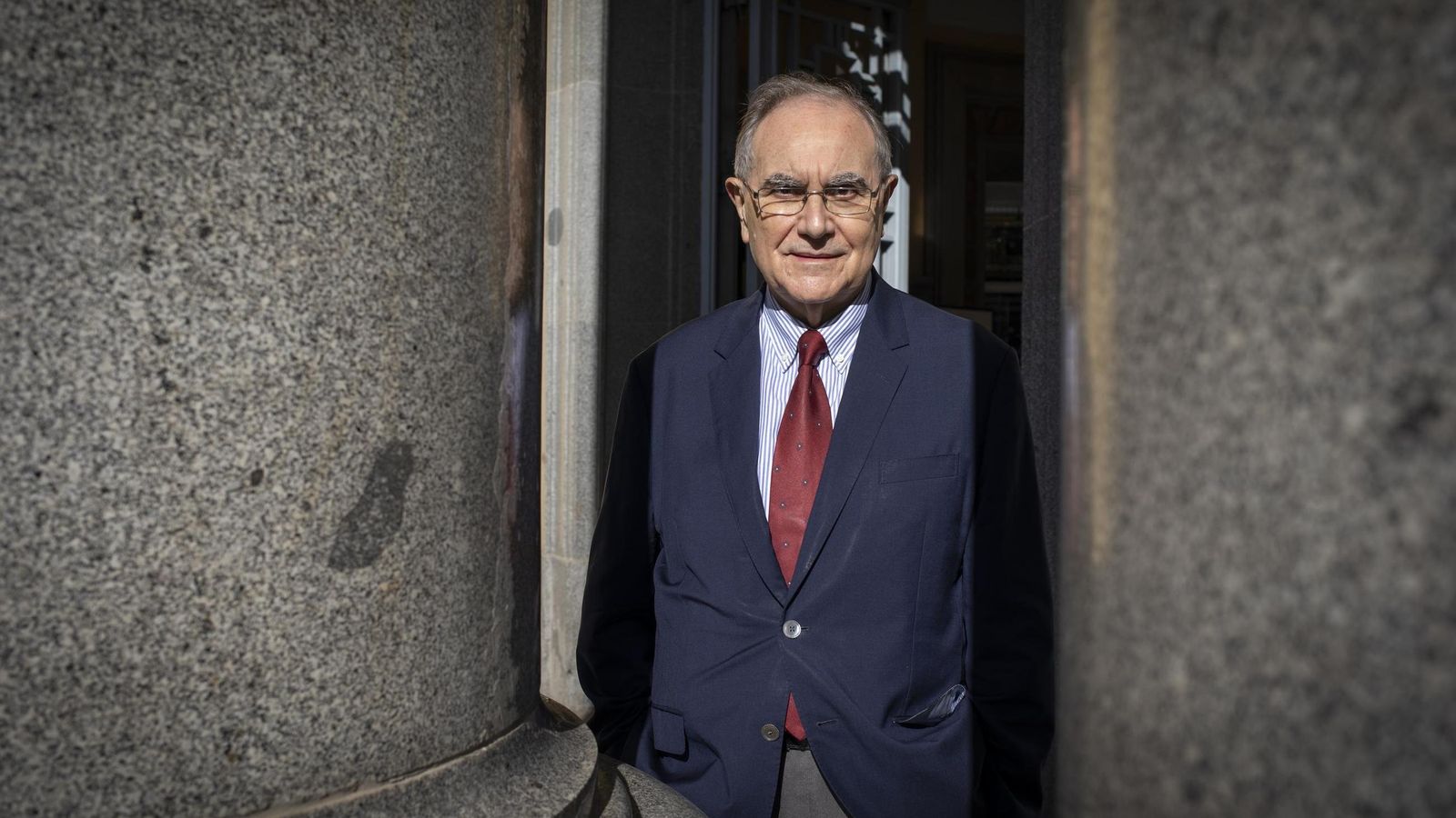 El catedrático de Medicina, Antonio Campos, posa para una entrevista.