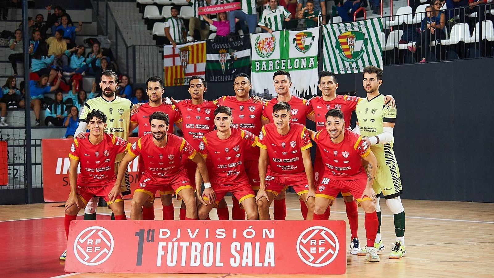 Formación inicial del Córdoba Futsal junto a los seguidores de la peña Sangre Blanquiverde.