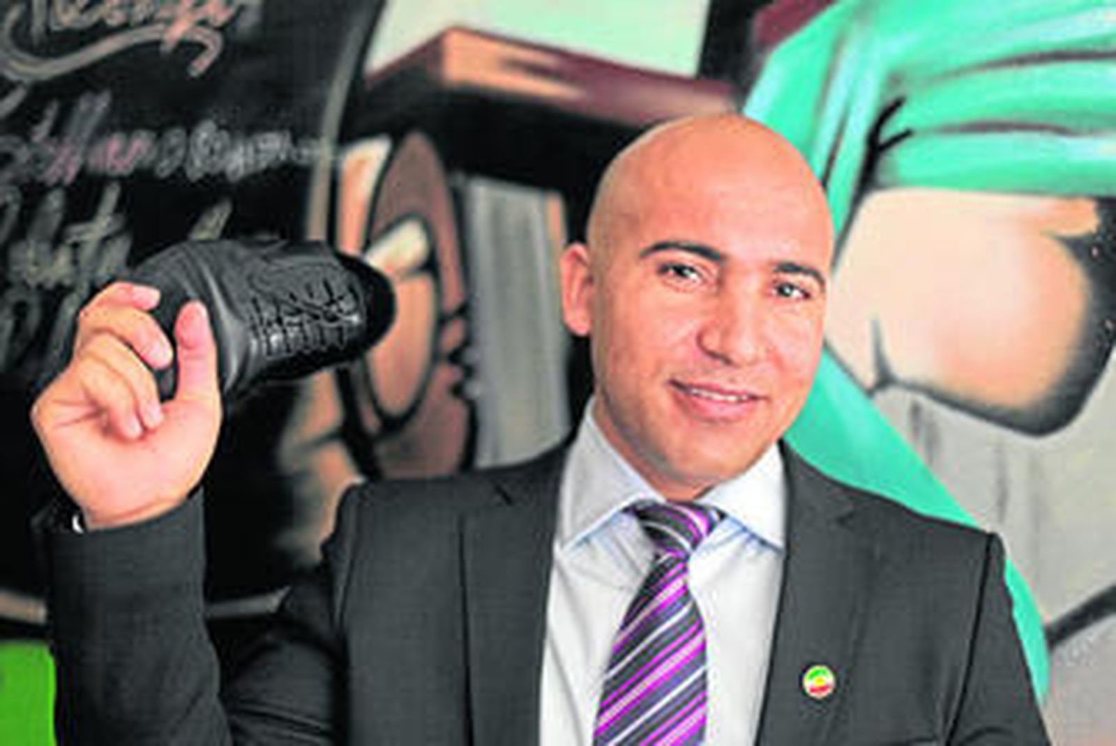 El kurdo Hokman Joma posa con un zapato en el restaurante Kebab Mesopotamia de la calle Feria, propiedad de un compatriota suyo.