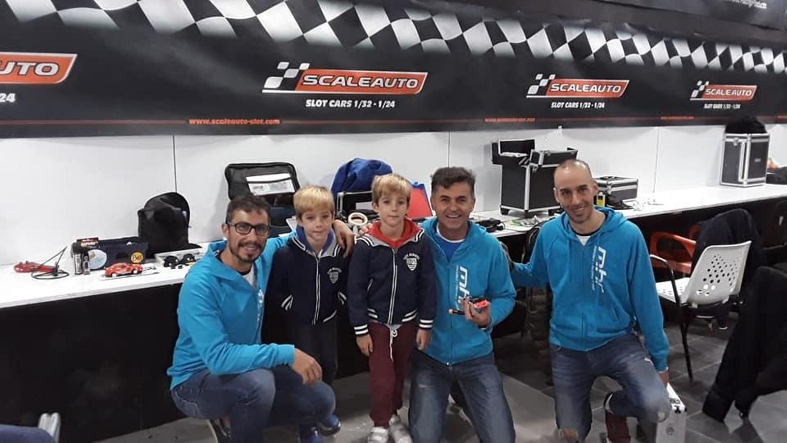 Los jóvenes hermanos Paz junto a los propietarios de una conocida tienda de Slot de Madrid.