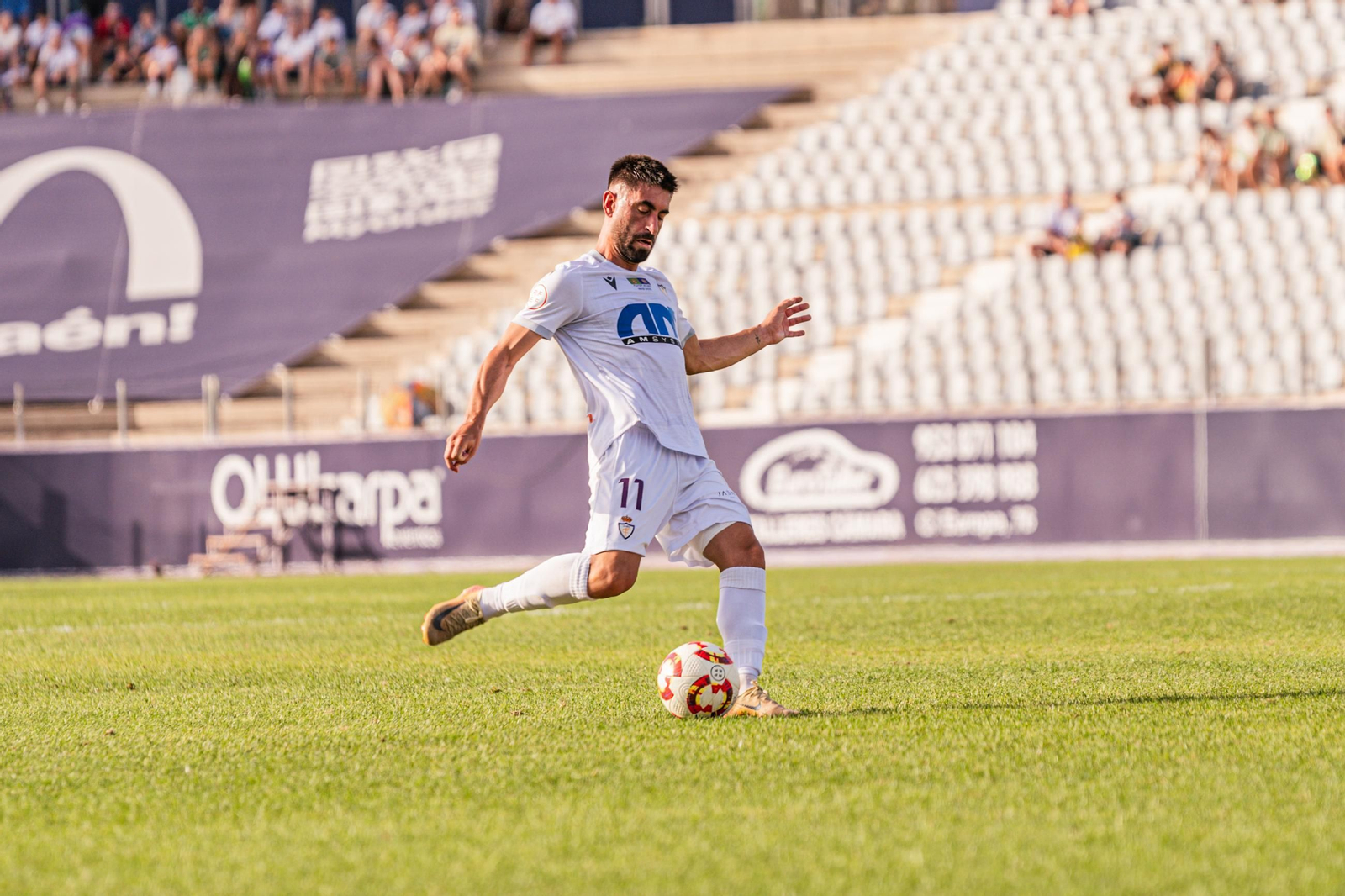 Mario Martos golpea el balón ante la UD Torre del Mar.