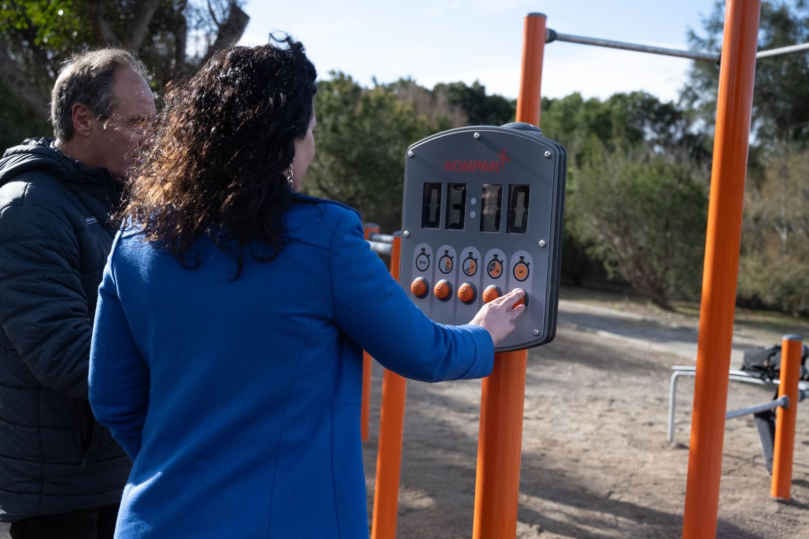 La alcaldesa y el concejal de Ciudad Activa, comprobando el funcionamiento de los aparatos digitales