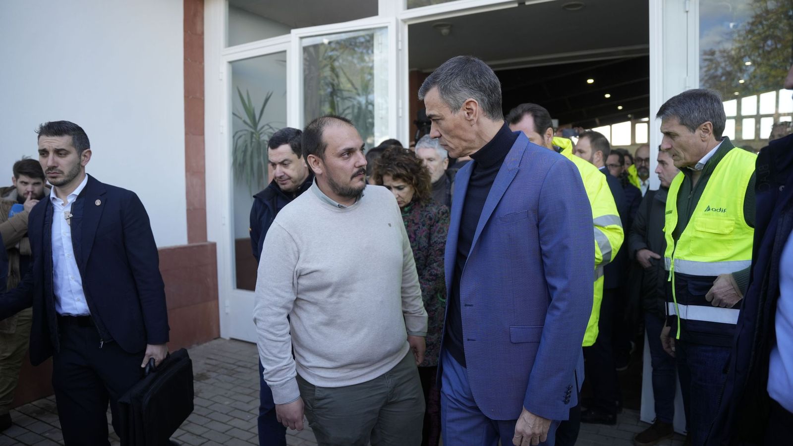 Pedro Sánchez habla con el alcalde de Adamuz, Rafael Moreno.