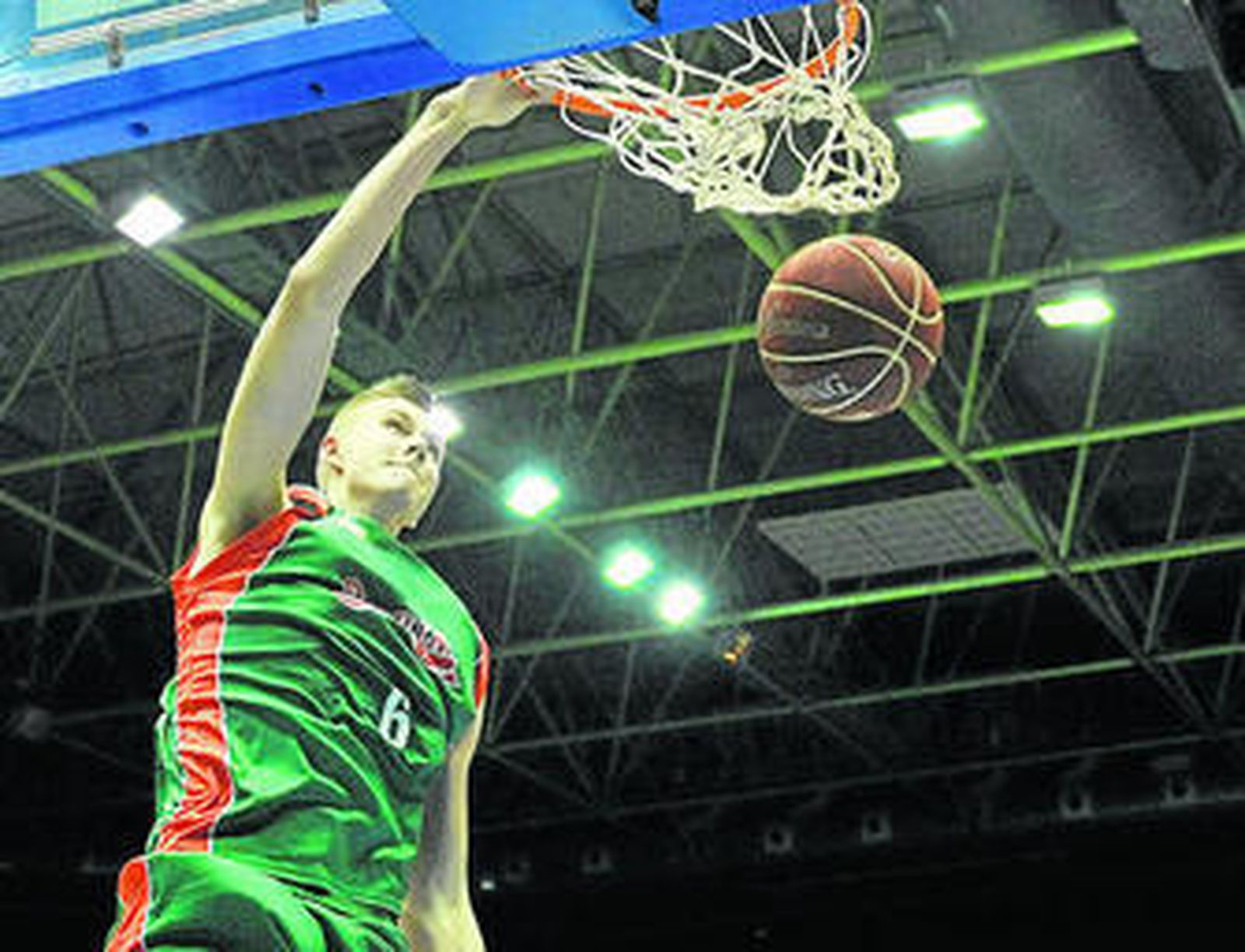 Porzingis machaca el aro durante el partido ante el Bilbao Básket disputado en San Pablo.
