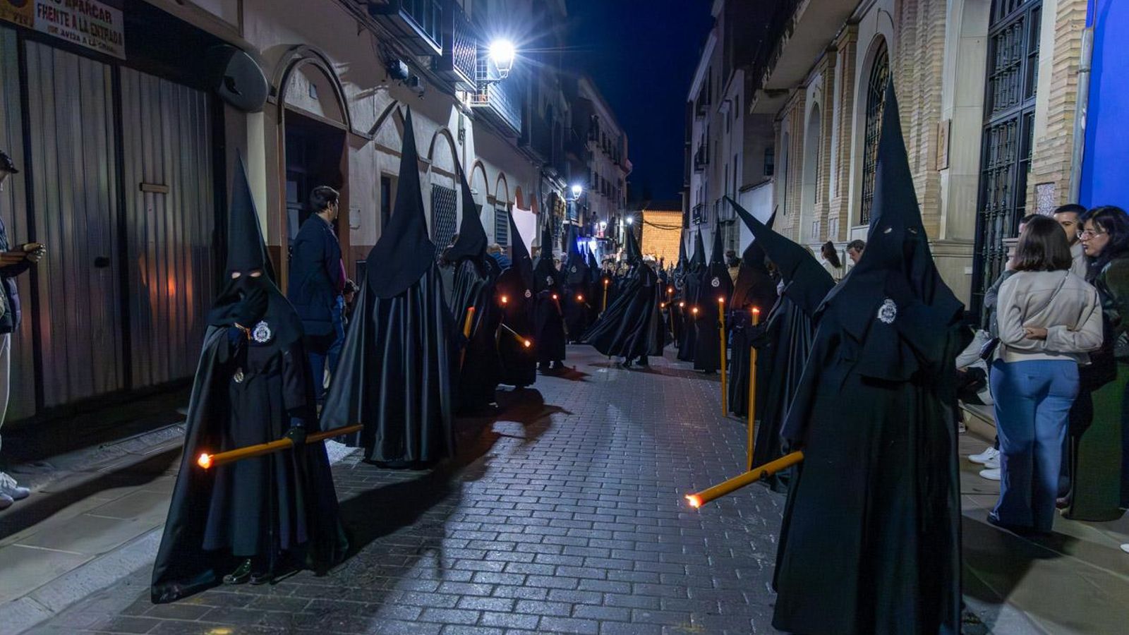 Luto y duelo en la noche del Viernes Santo, en imágenes