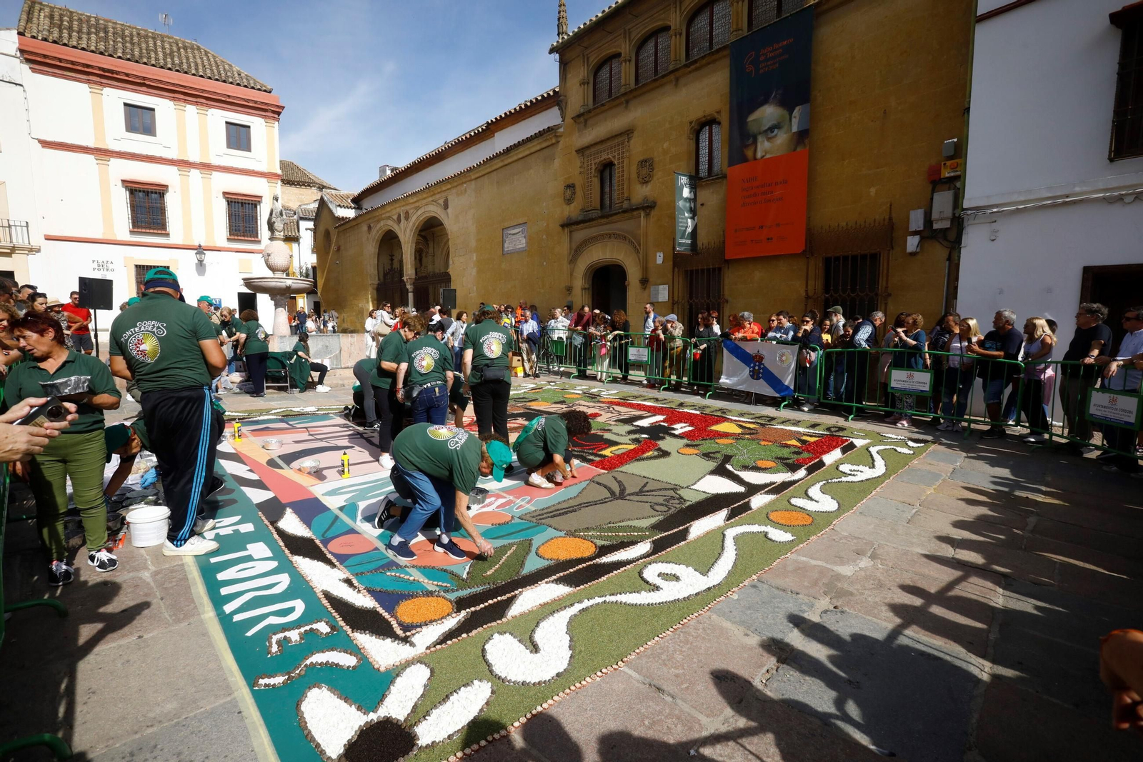 Proceso de creación de la alfombra floral en homenaje a Romero de Torres en Córdoba.