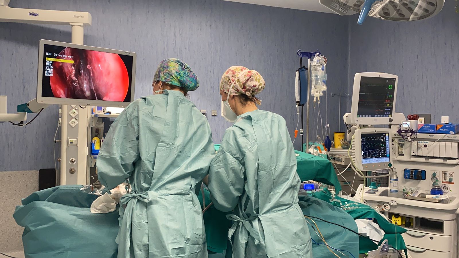 Dos profesionales en un quirófano.