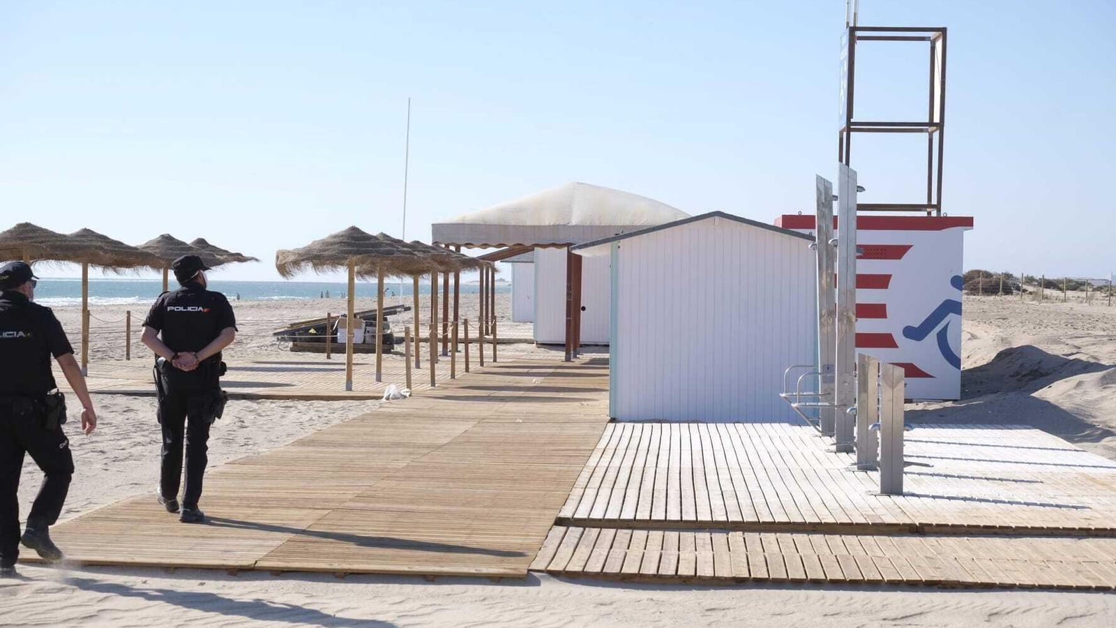 Módulos de playa y módulo 5 Estrellas, instalados en el acceso 4 de la playa de Camposoto.