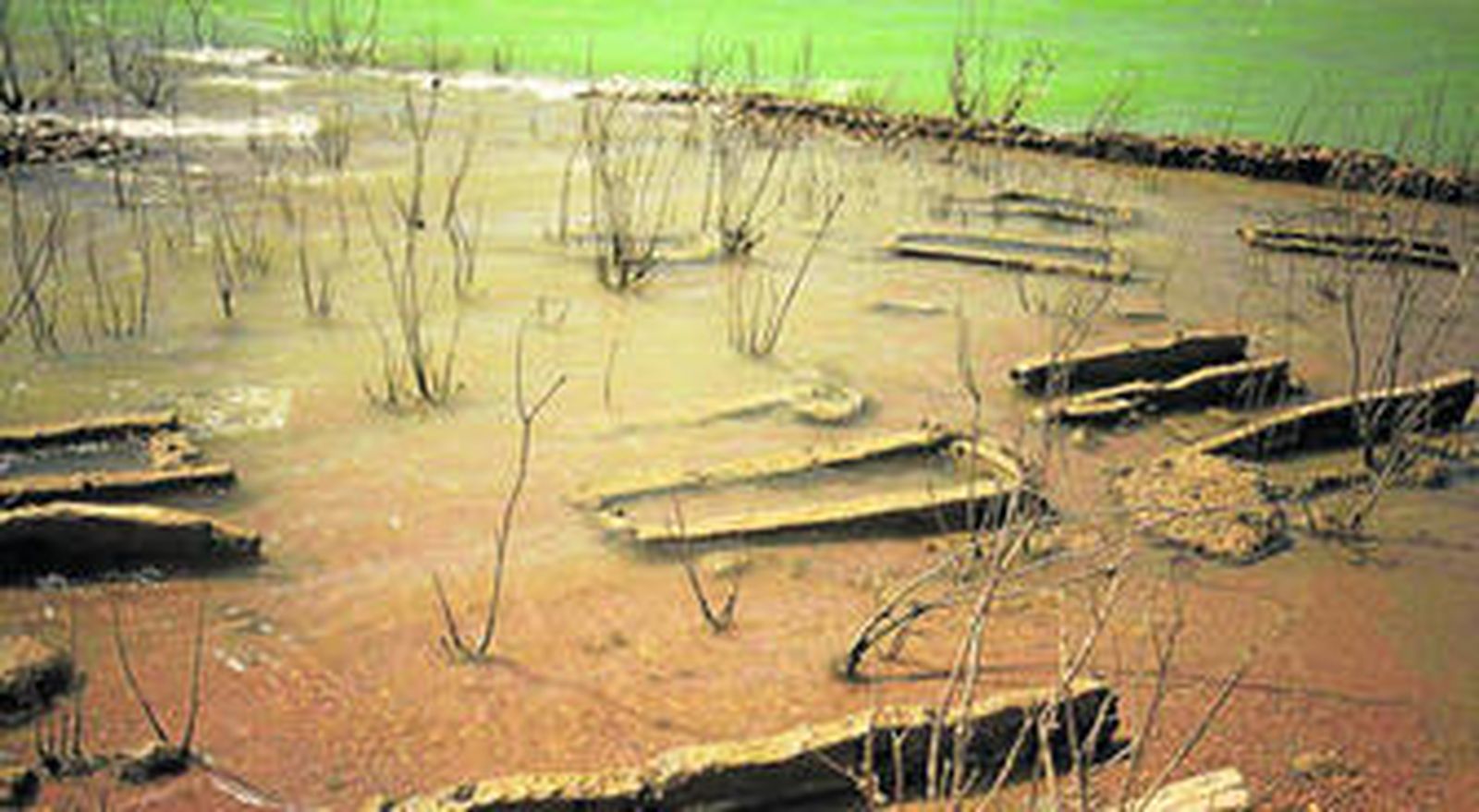 Imagen de las ruinas de la necrópolis de Las Eras de Peñarrubia, junto al embalse del Guadalteba.