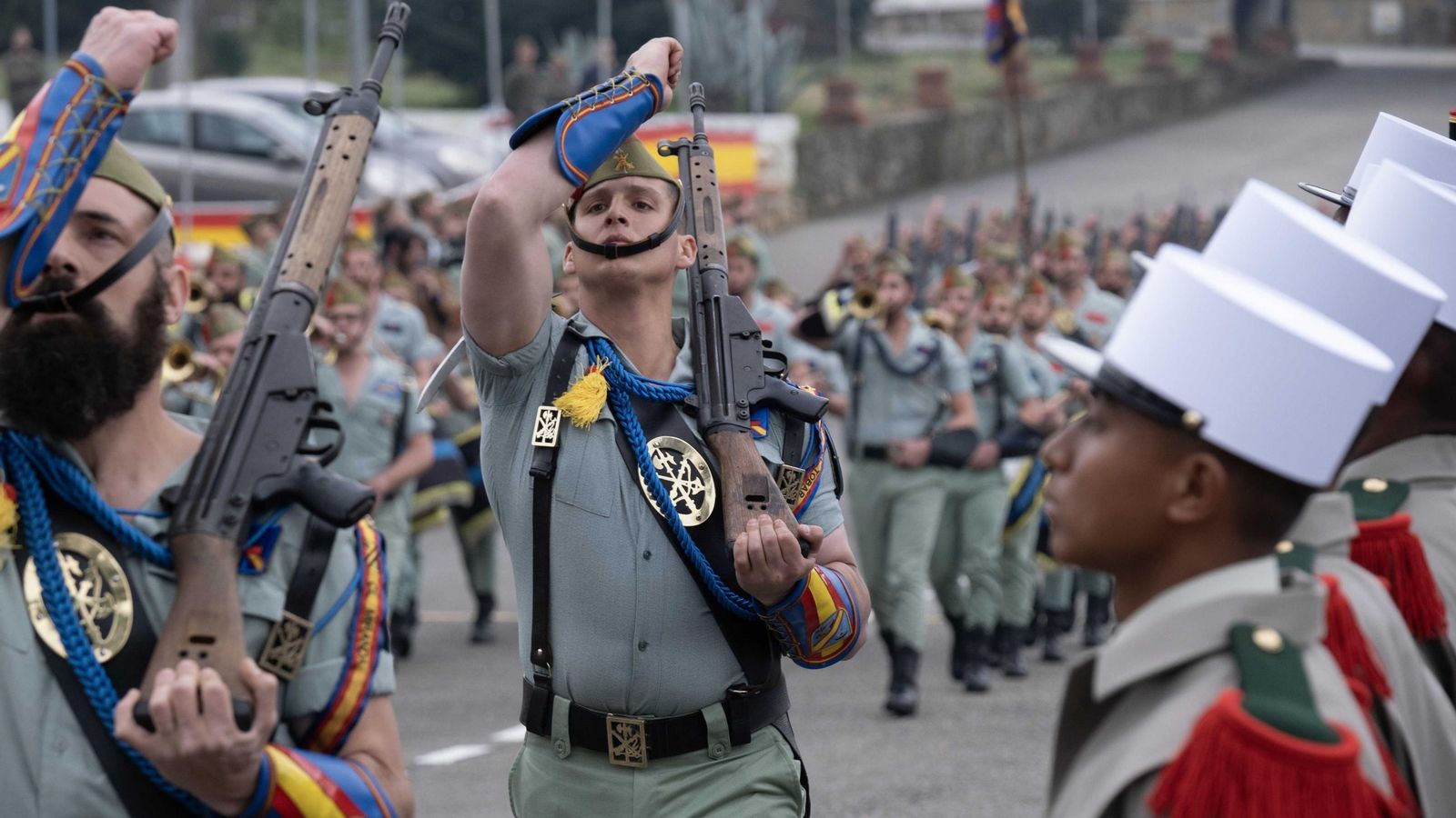 Desfile de los legionarios españoles ante los nuevos legionarios franceses
