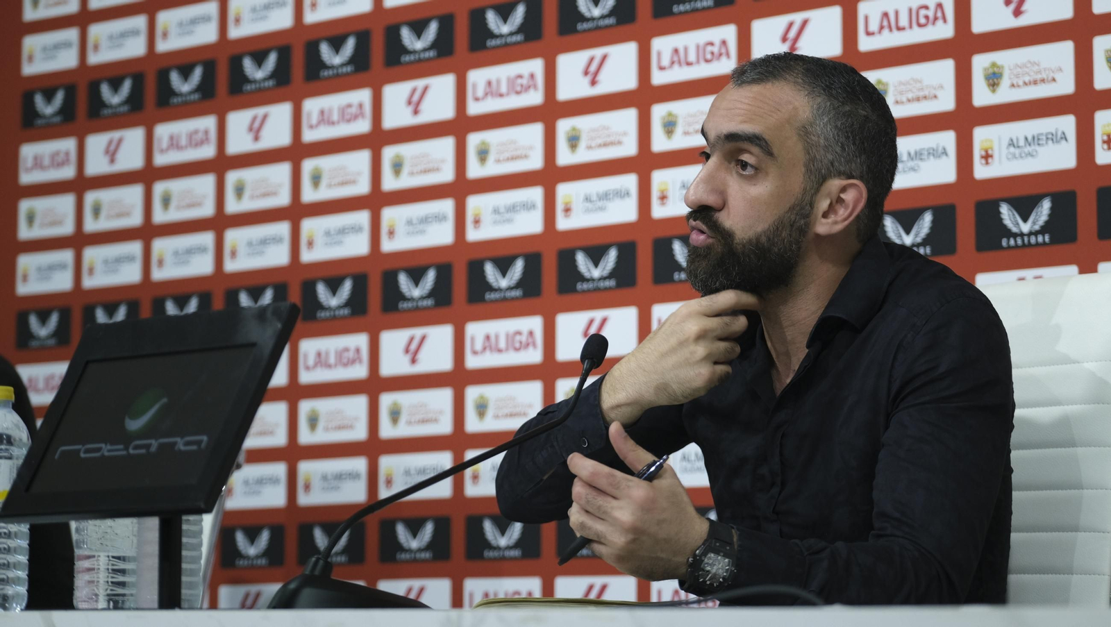 Mohamed El Assy, CEO de la U.D. Almería, en rueda de prensa, en imágenes