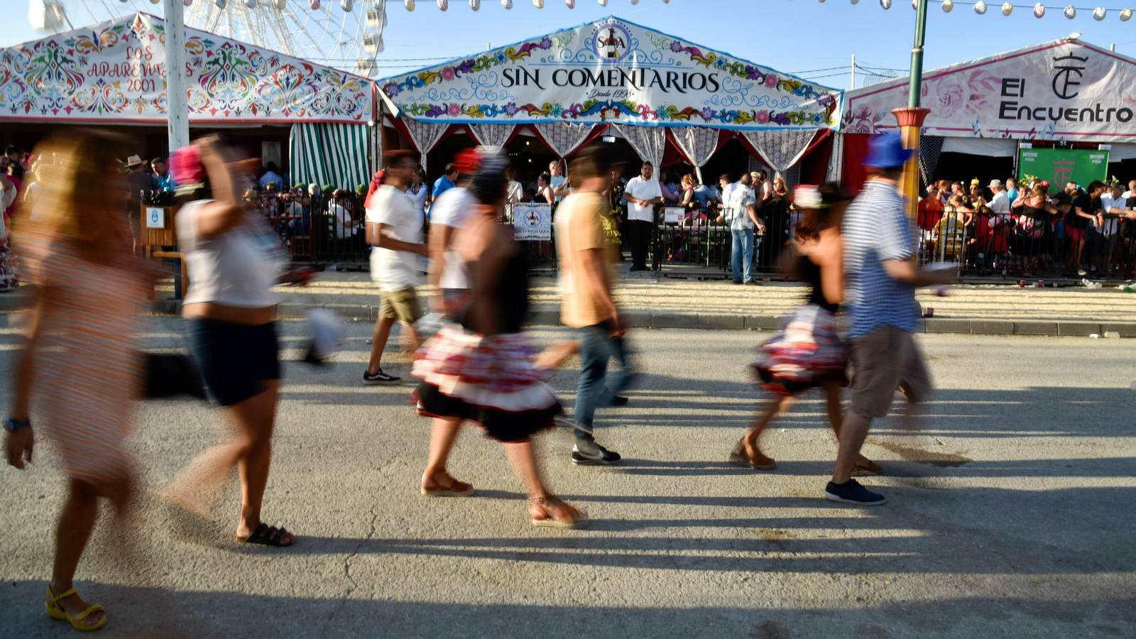 Ambiente en las caseta en el Domingo Rociero