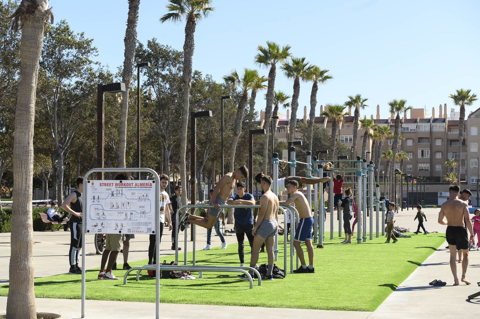 Espacio de calistenia en el parque de Los Periodistas