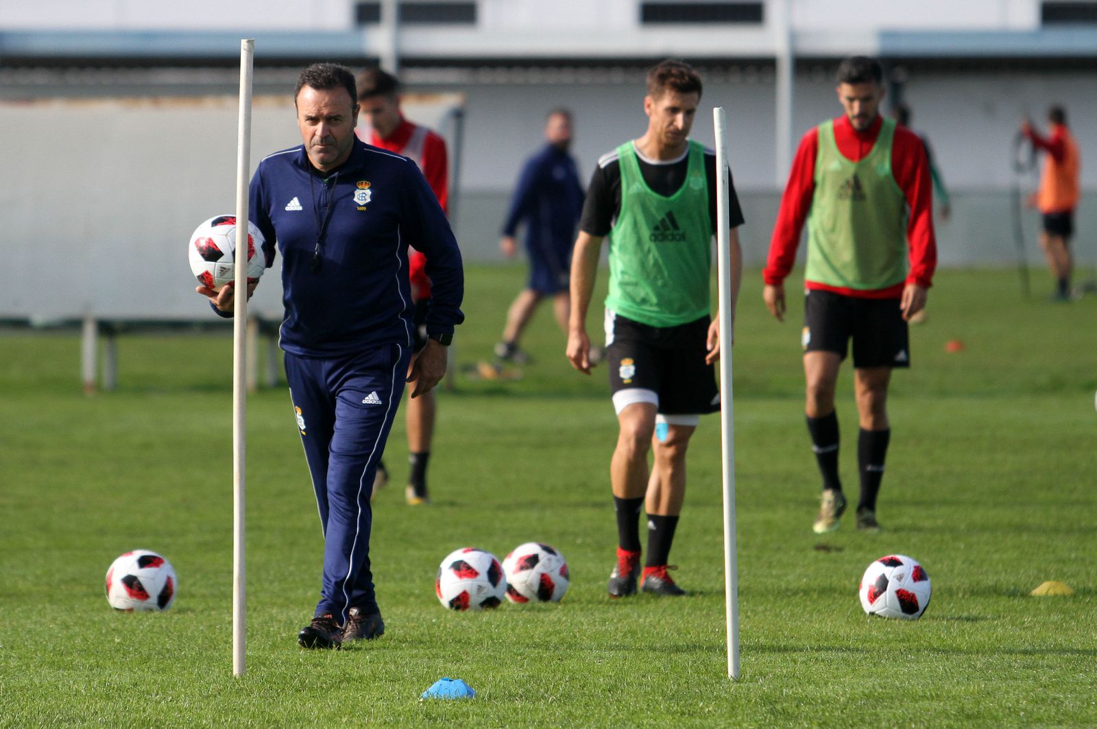 José María Salmerón lleva un balón en un entrenamiento de esta semana.