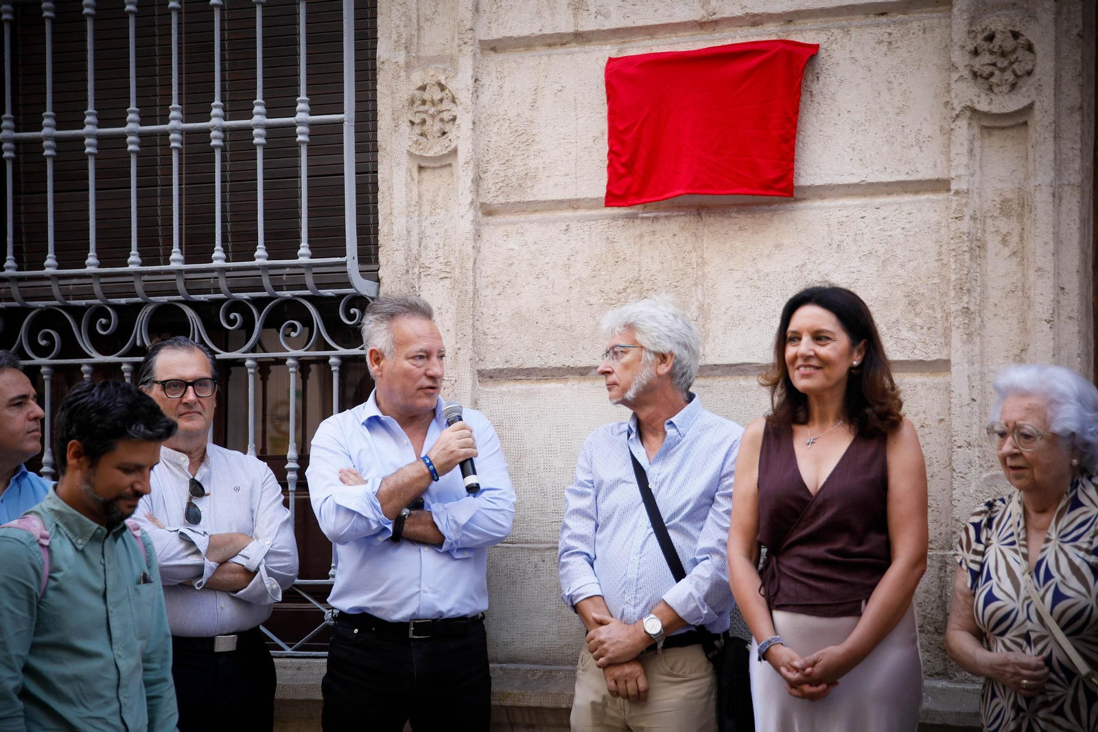La Asociación de Vecinos del Casco Histórico inaugura una placa en homenaje al periodista Juan Martínez Martín 'Volapié'