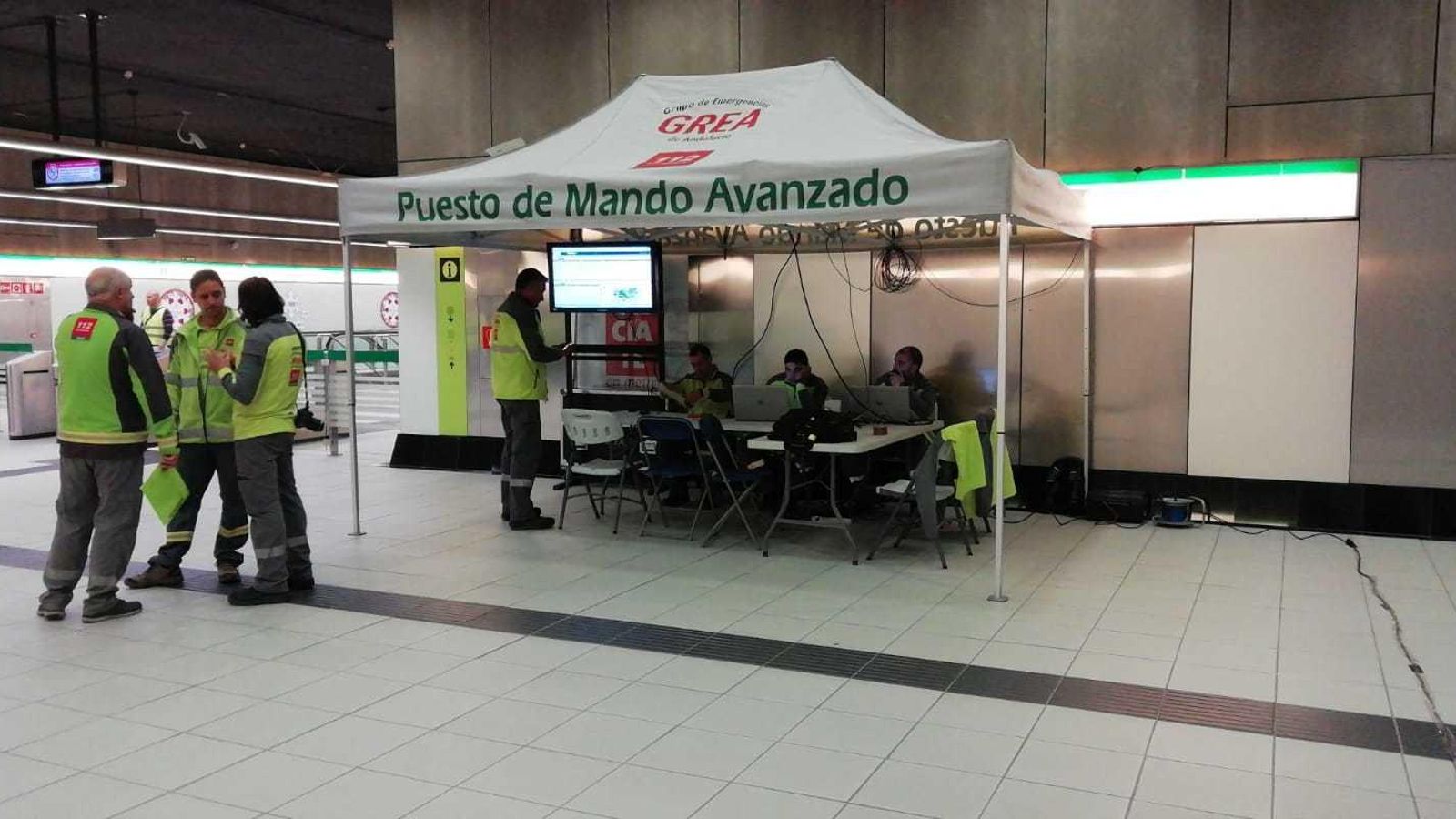 Puesto de mando avanzado en el simulacro de accidente en el Metro de Málaga.