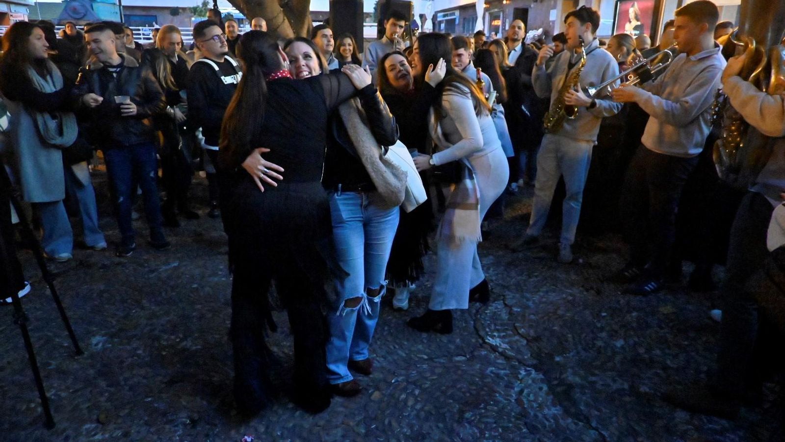 Personas bailando ante la música.