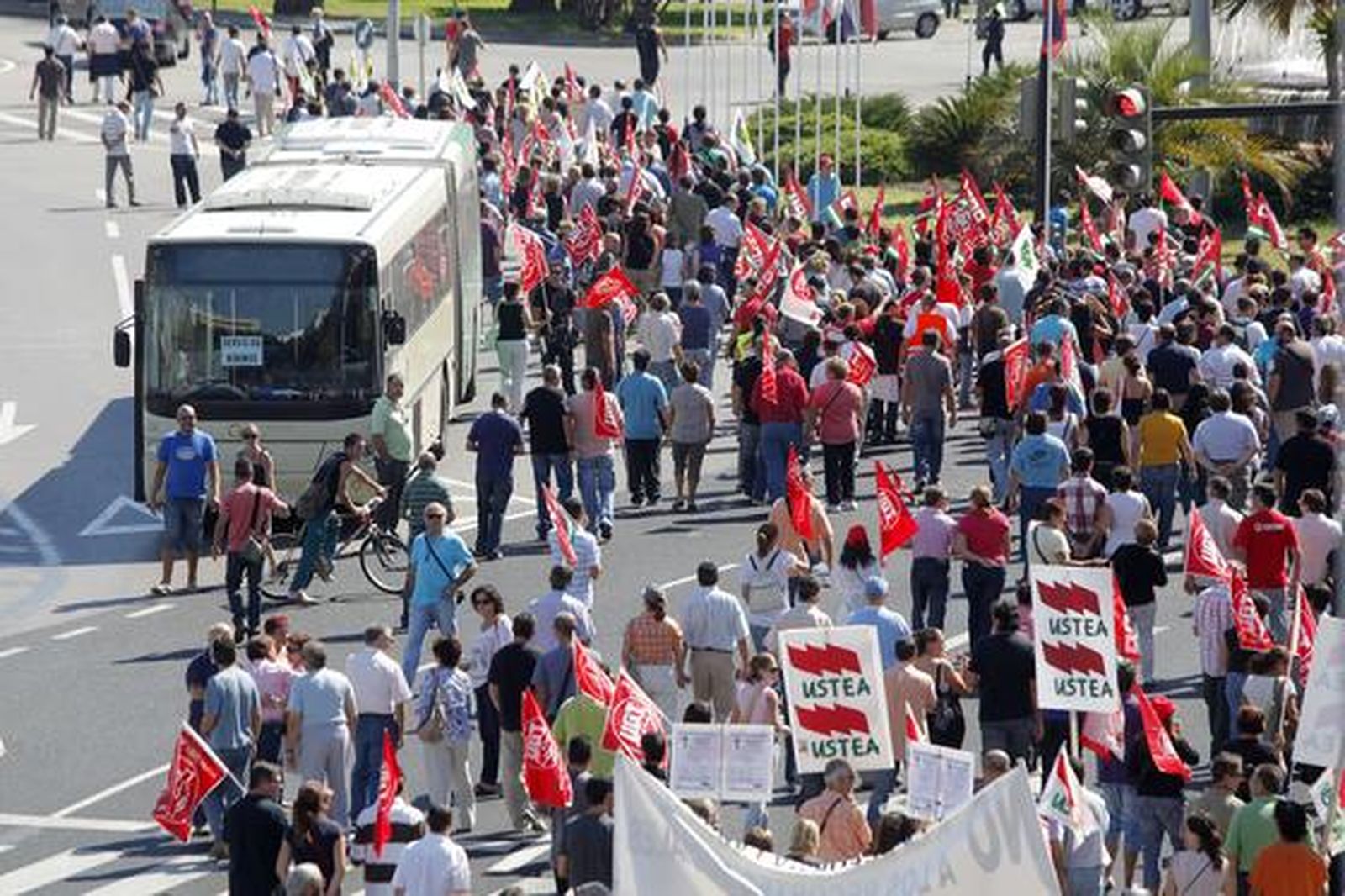 Los piquetes tomaron el centro de la capital desde primera hora de la mañana para impedir la apertura de comercios y empresas. /Jesús Marín