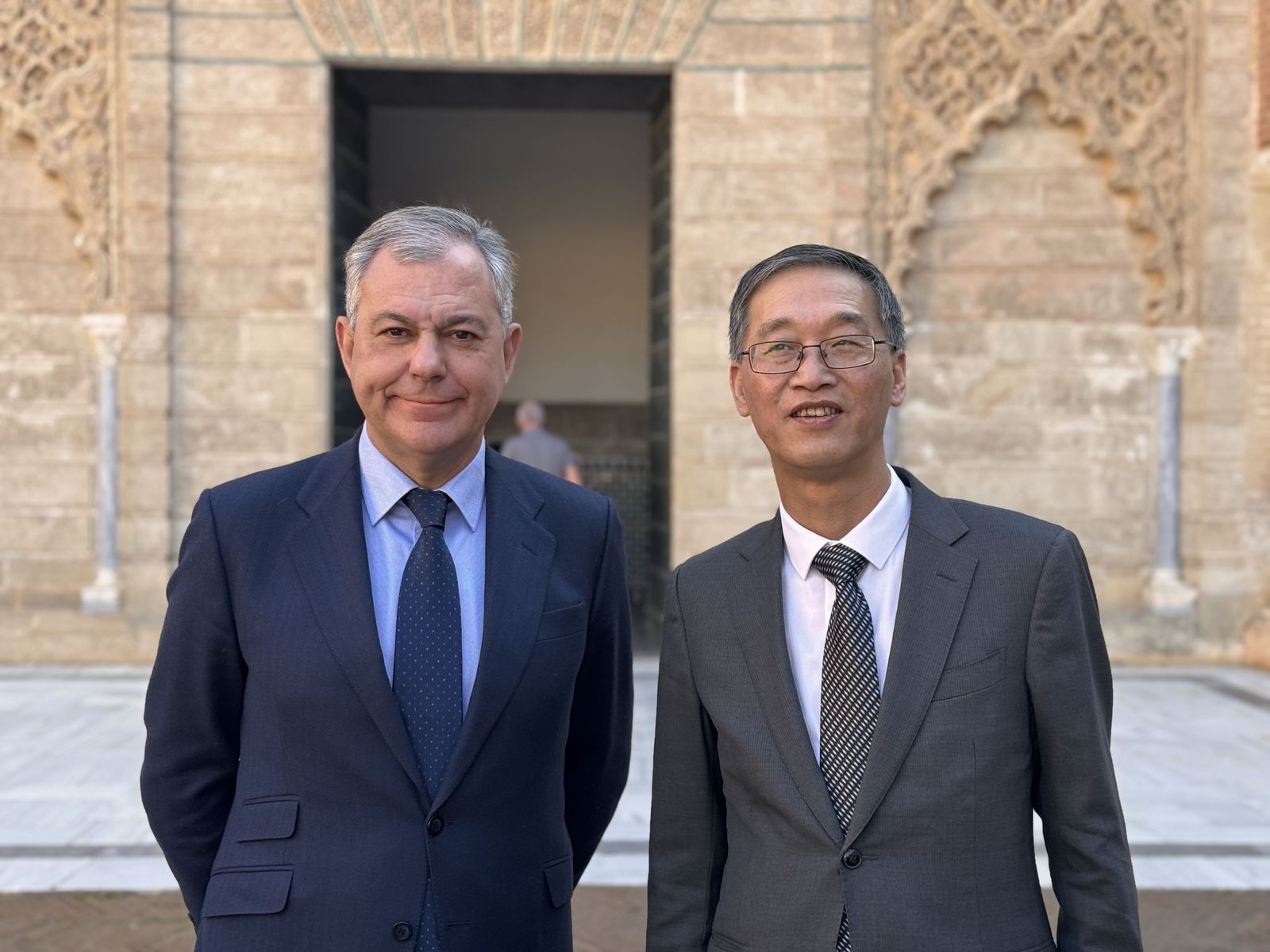 El alcalde de Sevilla, José Luis Sanz , junto al embajador de la República Popular de China  en España, Yao Jing, en febrero pasado.