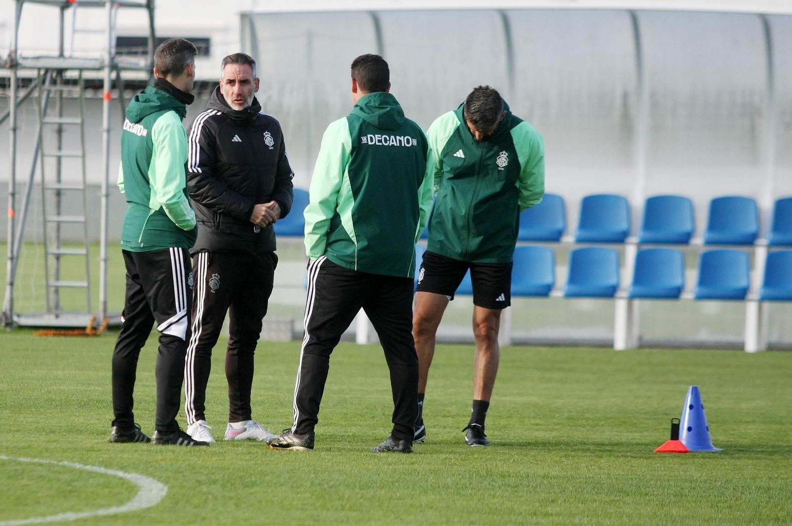 Charla entre el cuerpo técnico del Recreativo de Huelva.