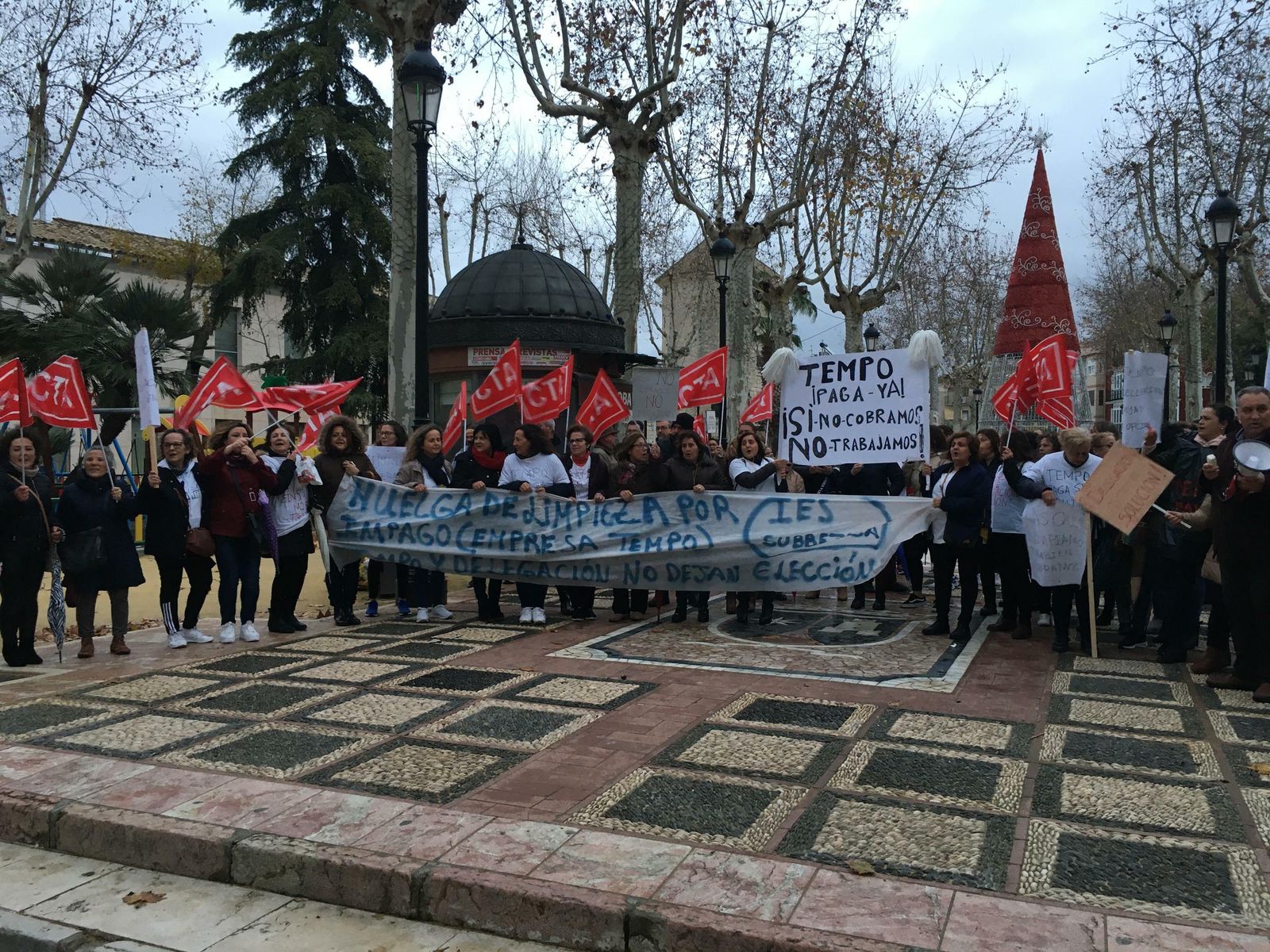 Trabajadoras de Tempo en una concentración en Lucena.