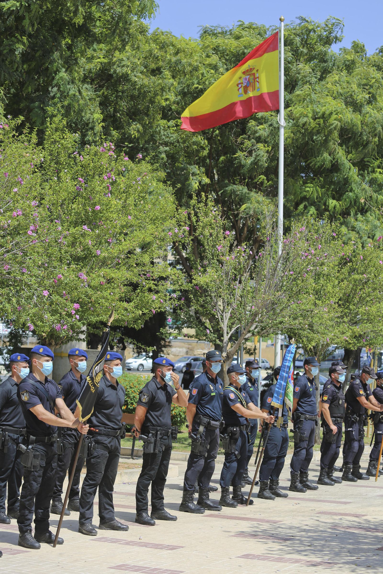Fotos de la escultura que rinde homenaje a los policías fallecidos en Málaga