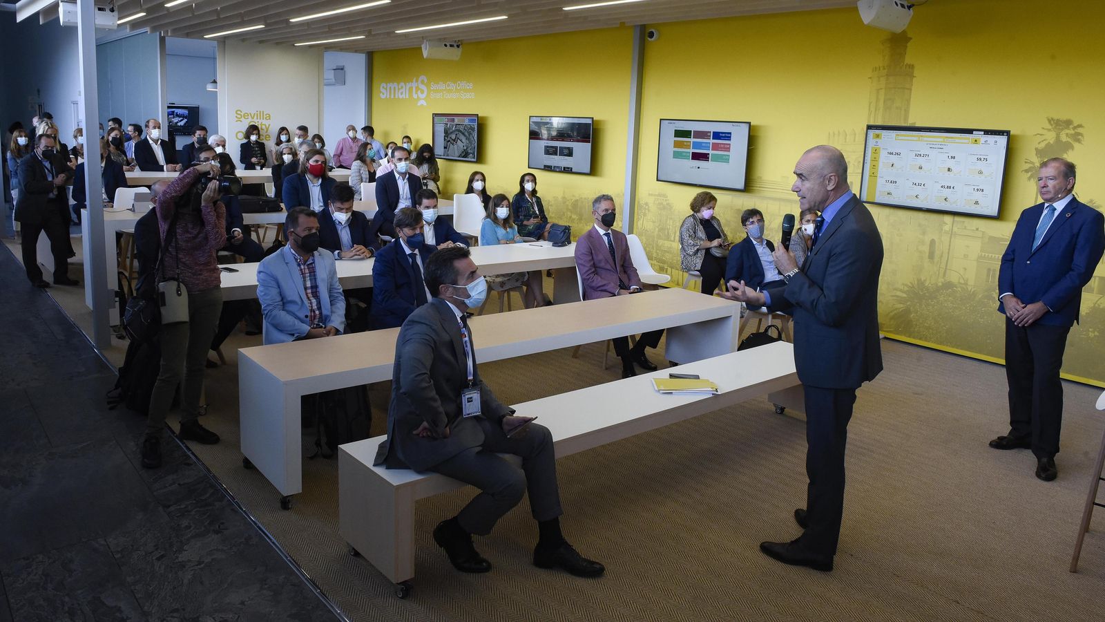 Presentación de la nueva oficina antes una treintena de empresas.