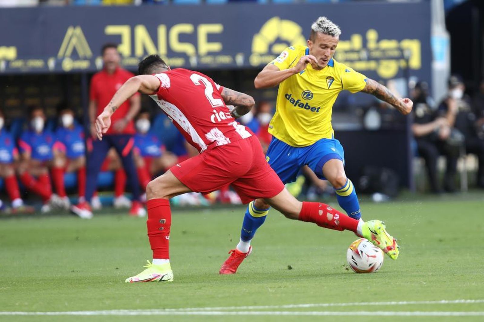 Salvi intenta marcharse de Giménez.