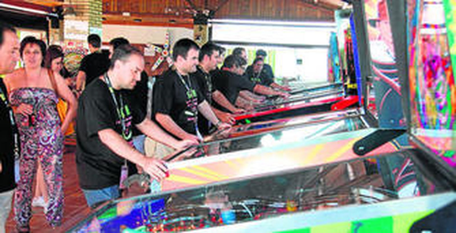 1. Un grupo de concursantes, durante el torneo  de pinball. 2. Los ganadores en la categoría de modernas. 3. Un momento del torneo.  4. Los participantes posando en grupo.