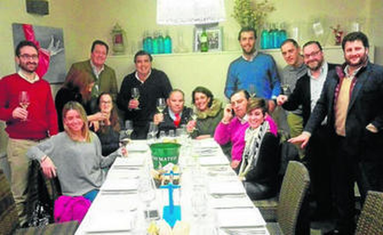 Miguel Montero, en el centro, y sus compañeros del Grupo Estévez, en el homenaje realizado en La Cruz Blanca.