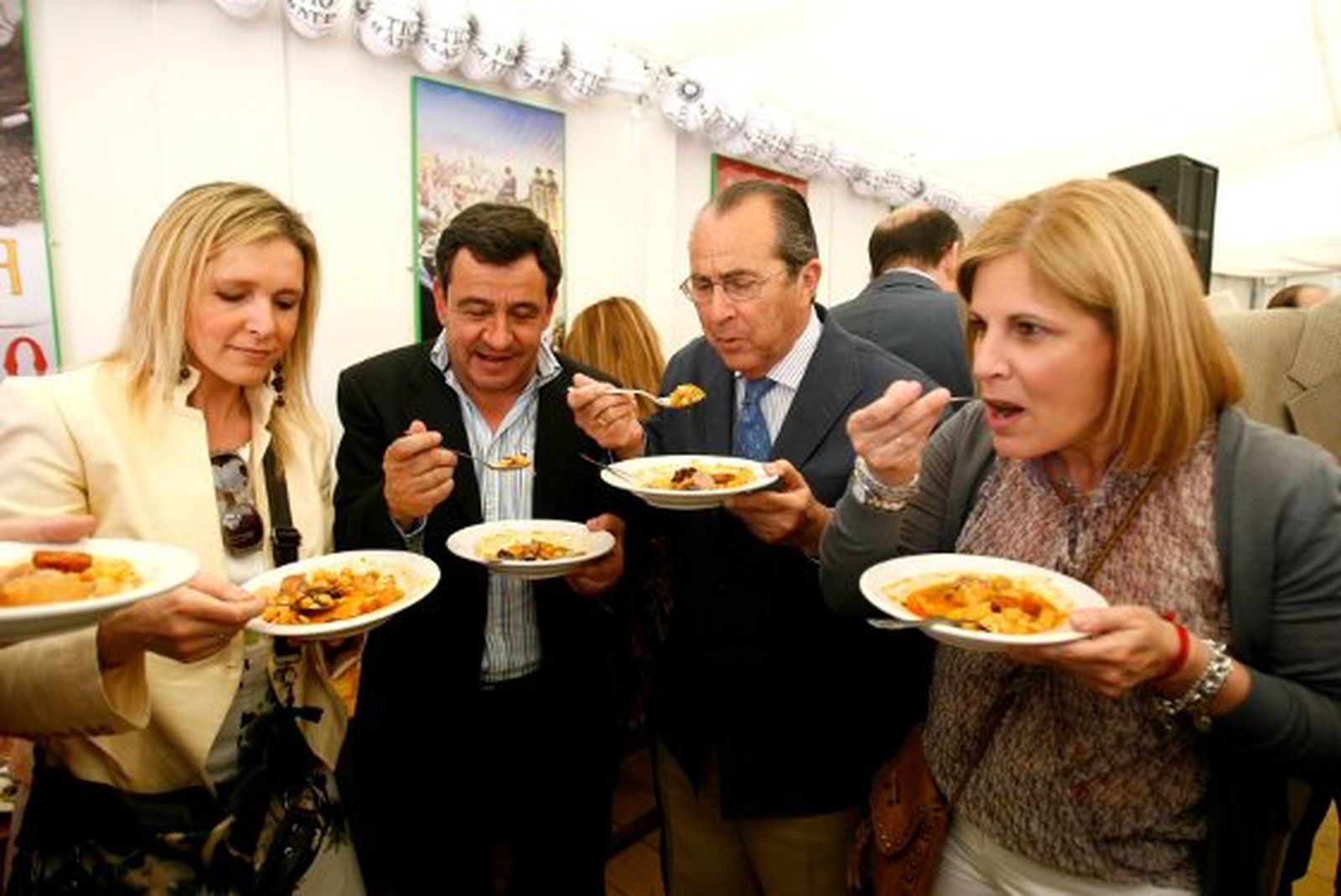 La presidenta local del Partido Popular, María José García-Pelayo, a la derecha, degusta una típica berza junto al presidente provincial del PP, José Loaiza; el diputado popular Aurelio Romero, y la periodista Beatriz Ortega durante el encuentro que tuvieron ayer con los profesionales de los medios de comunicación.

Foto: M.A. González- Pascual