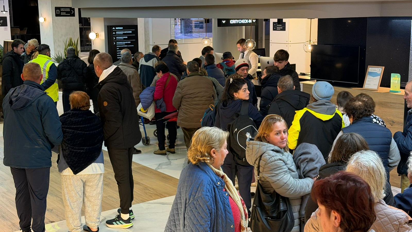 Vecinos de Dúdar a su llegada al hotel al que han sido evacuados