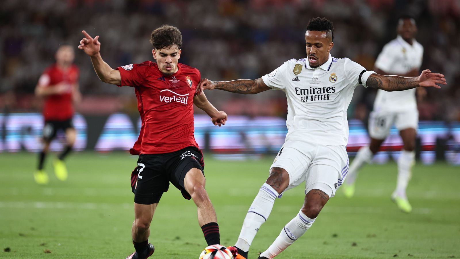 Abde pugna el balón con Militao.