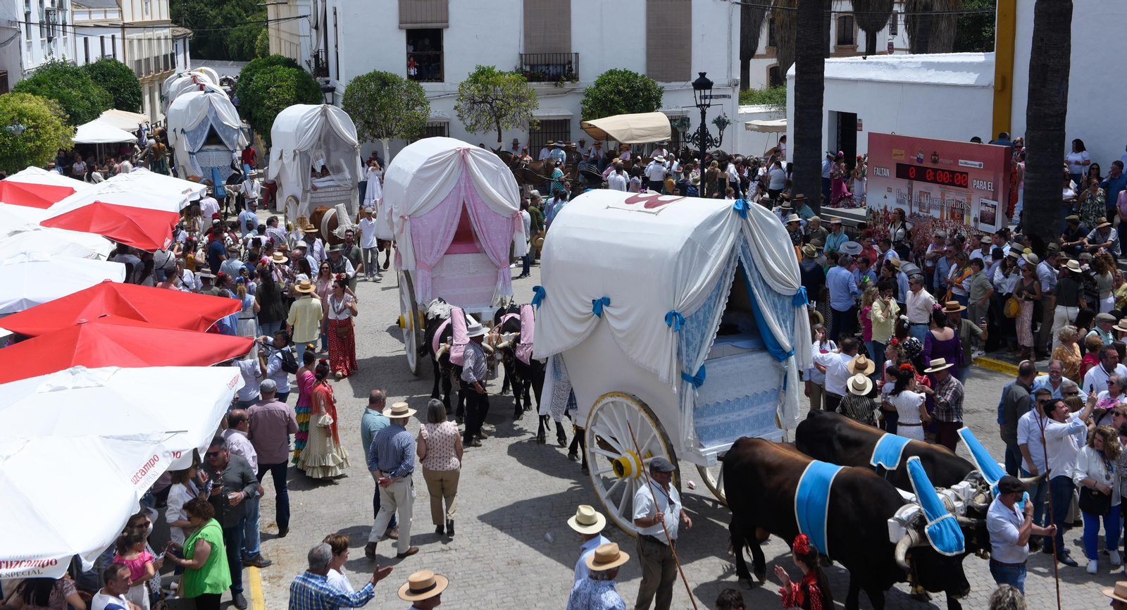 El paso de las Hermandades de Coria y La Puebla del Río por Villamanrique, en imágenes